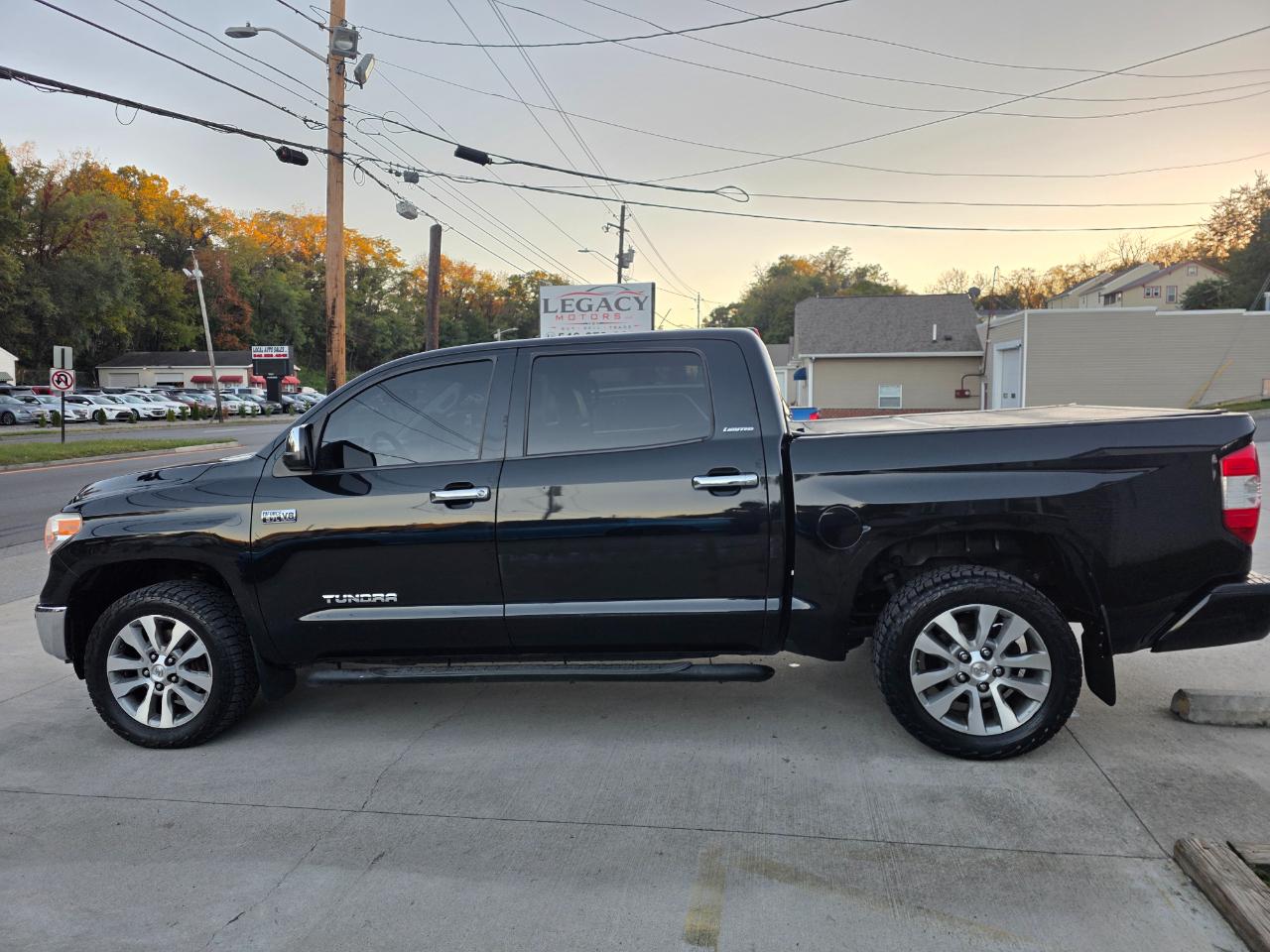 Toyota Tundra Limited 5.7L CrewMax 4WD 2017