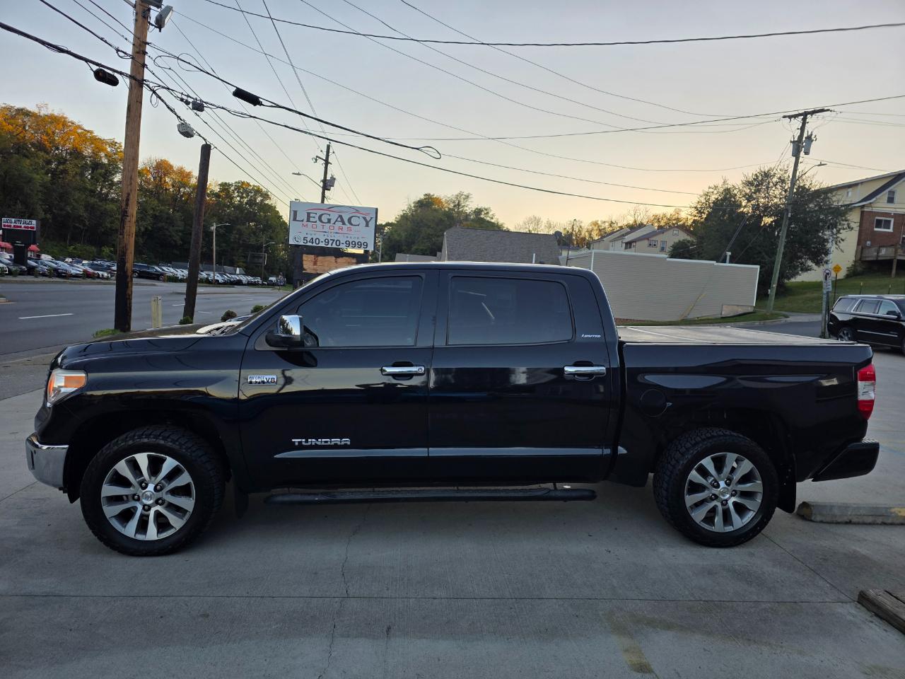 Toyota Tundra Limited 5.7L CrewMax 4WD 2017