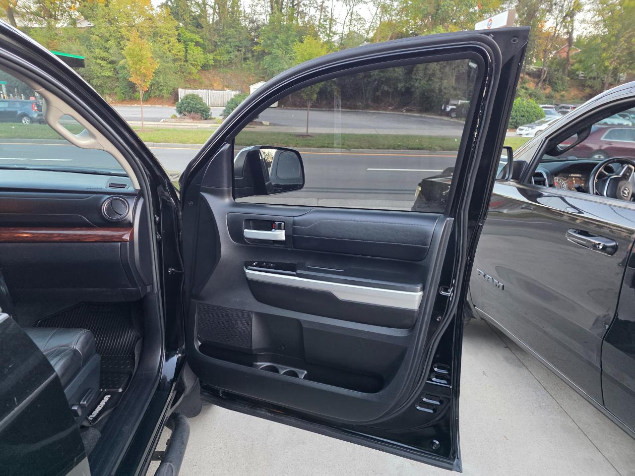 Toyota Tundra Limited 5.7L CrewMax 4WD 2017