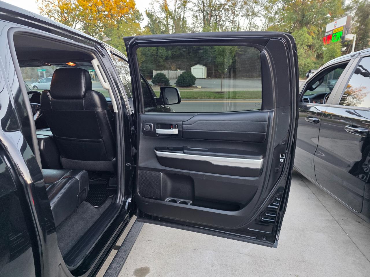 Toyota Tundra Limited 5.7L CrewMax 4WD 2017