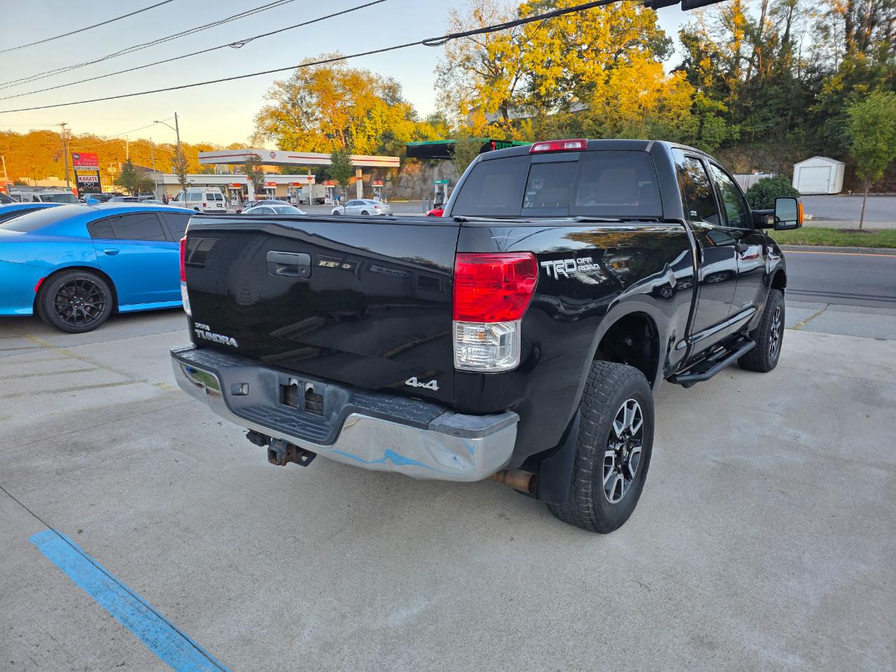 Toyota Tundra Tundra-Grade 5.7L Double Cab 4WD 2011