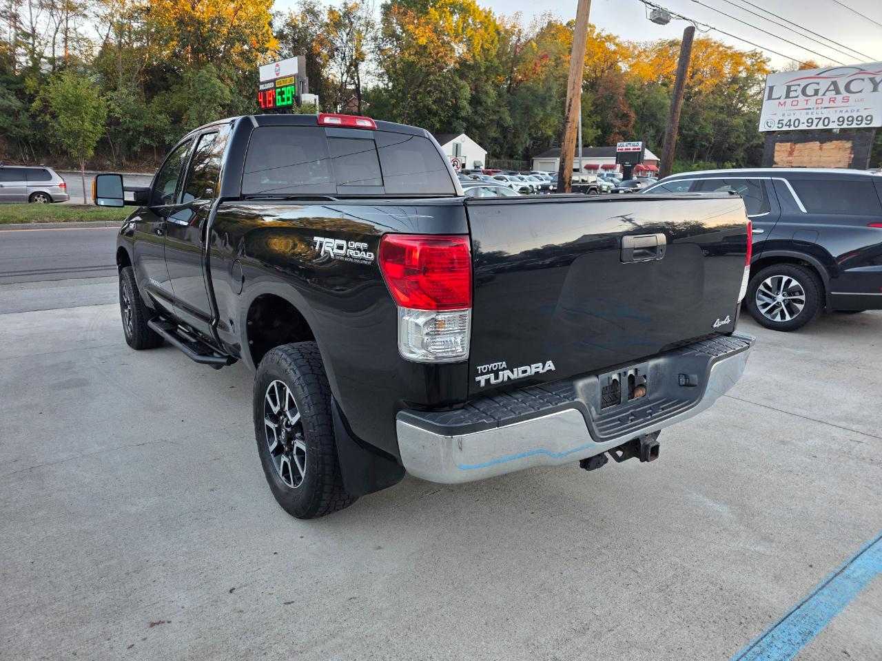 Toyota Tundra Tundra-Grade 5.7L Double Cab 4WD 2011