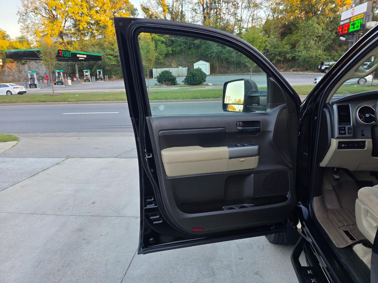 Toyota Tundra Tundra-Grade 5.7L Double Cab 4WD 2011