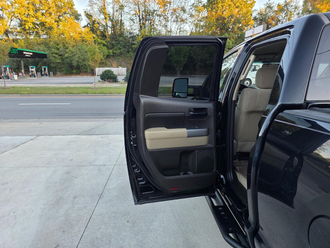 Toyota Tundra Tundra-Grade 5.7L Double Cab 4WD 2011