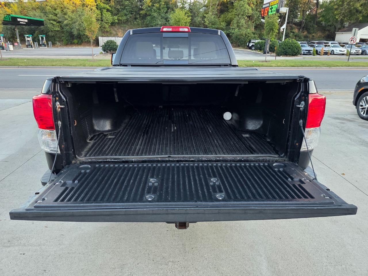 Toyota Tundra Tundra-Grade 5.7L Double Cab 4WD 2011