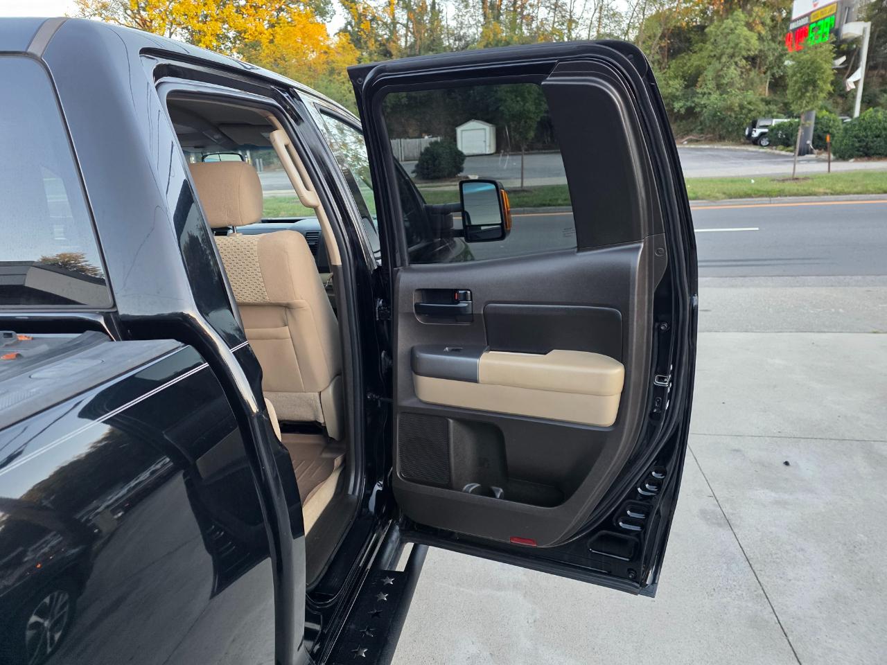 Toyota Tundra Tundra-Grade 5.7L Double Cab 4WD 2011