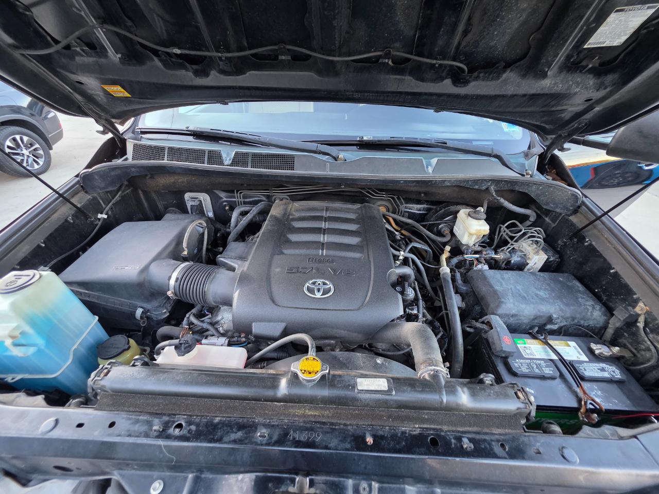 Toyota Tundra Tundra-Grade 5.7L Double Cab 4WD 2011