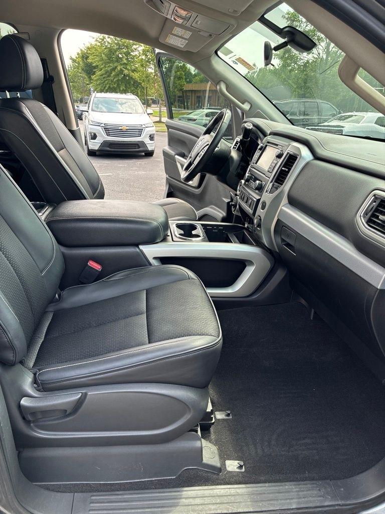 Nissan Titan 4x4 Crew Cab PRO-4X 2017
