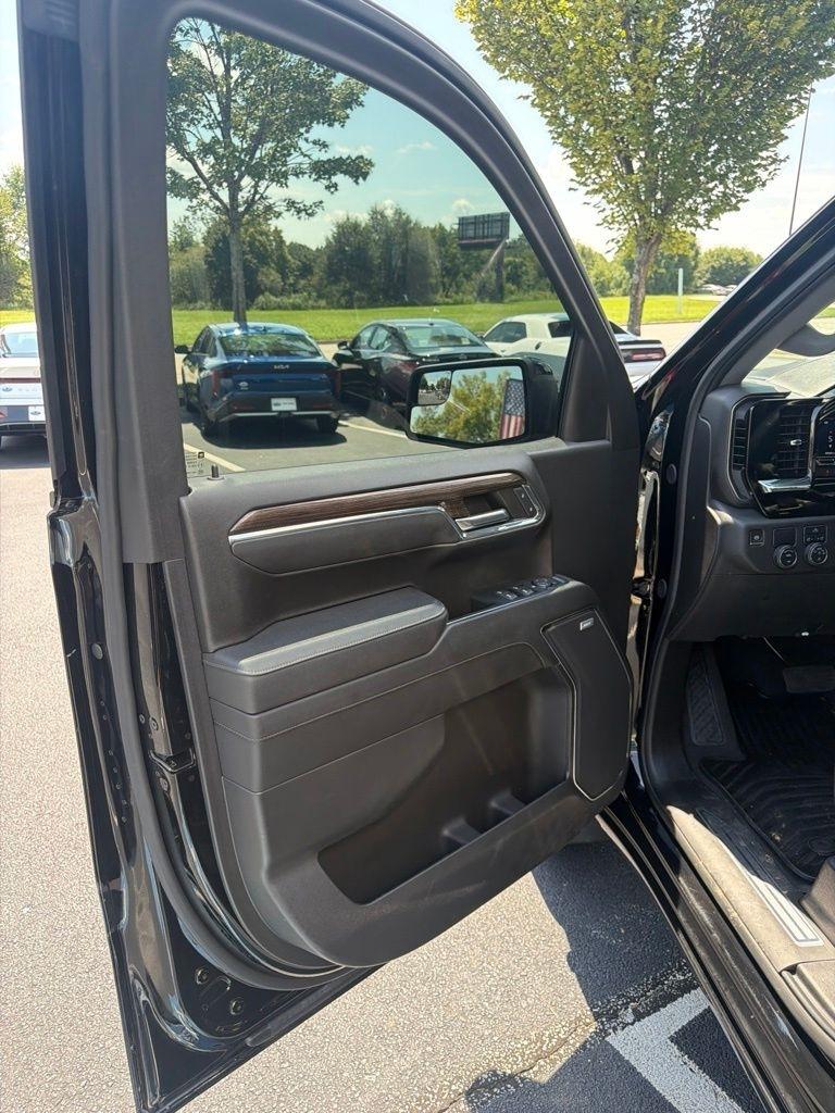 Chevrolet Silverado 1500 2WD Crew Cab 147" RST 2024