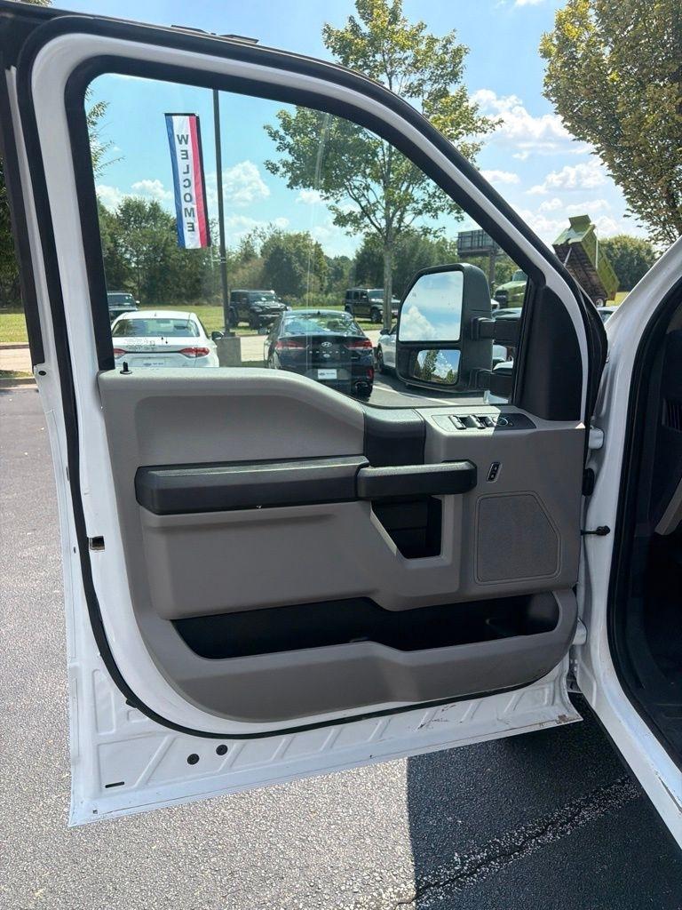 Ford Super Duty F-350 DRW Lariat 4WD Crew Cab 179" WB 60" CA 2022