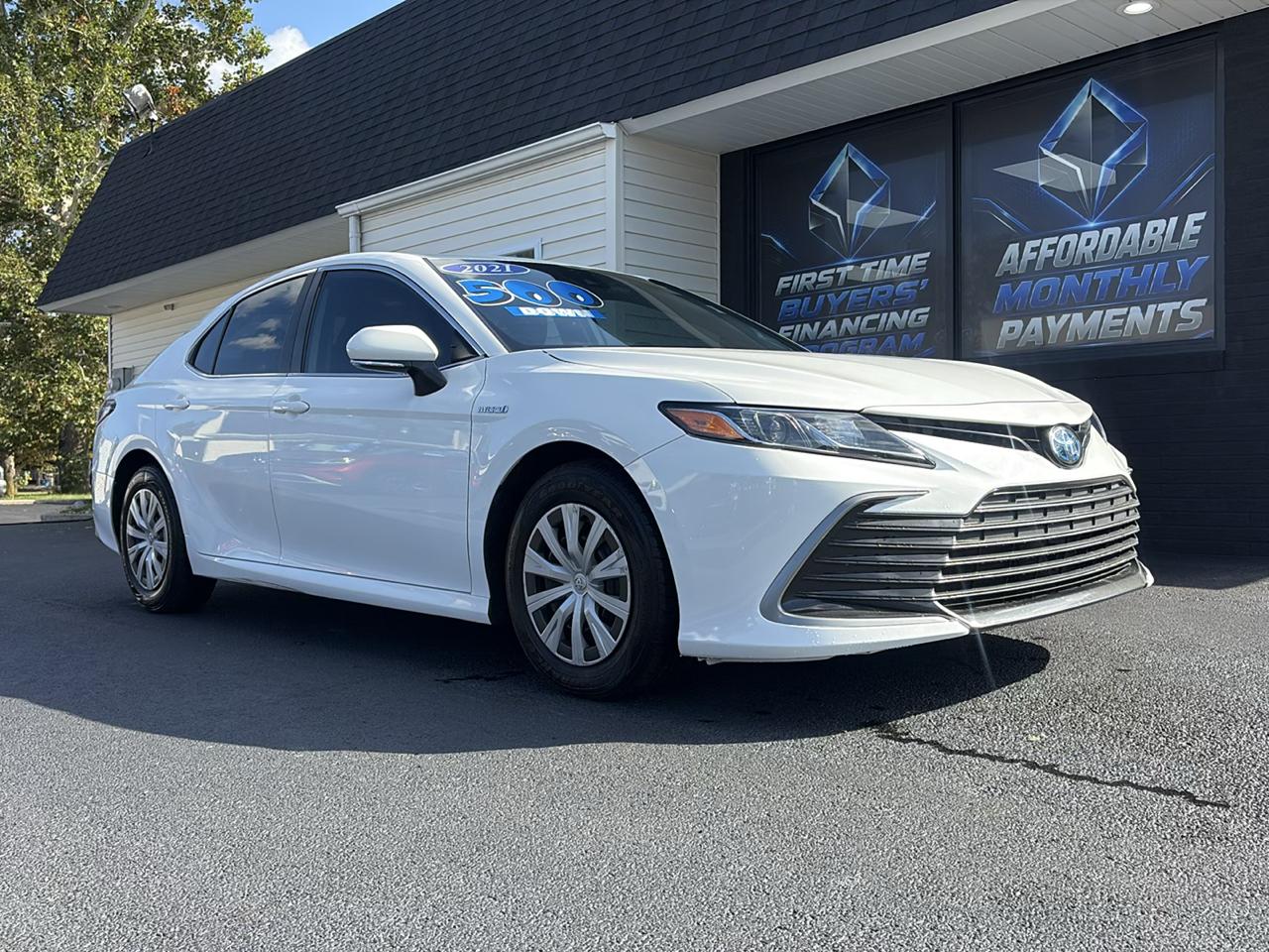 Toyota Camry Hybrid LE 2021