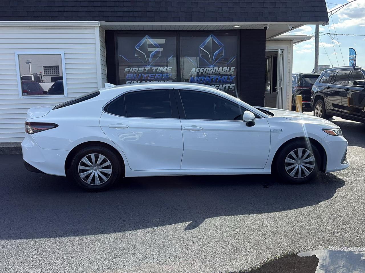 Toyota Camry Hybrid LE 2021