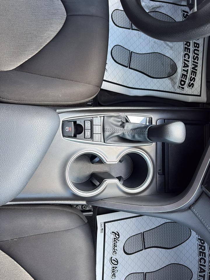 Toyota Camry Hybrid LE 2021