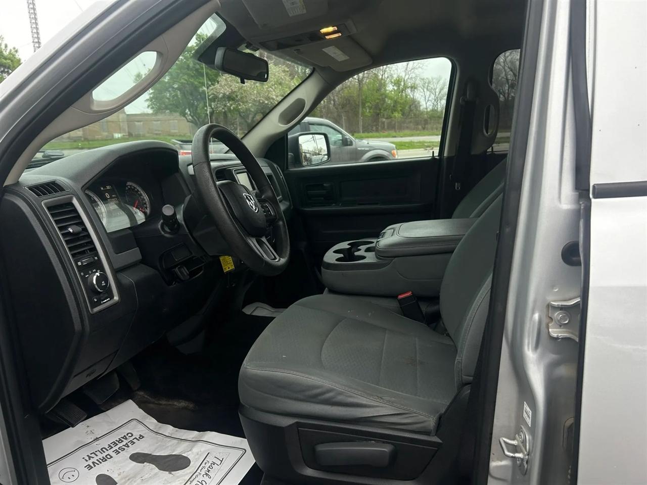 RAM 1500 Tradesman Crew Cab SWB 4WD 2016