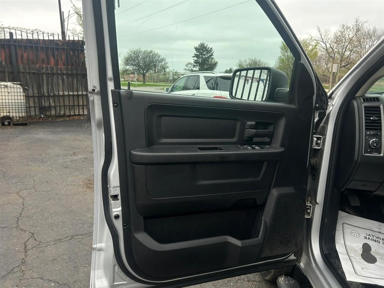RAM 1500 Tradesman Crew Cab SWB 4WD 2016