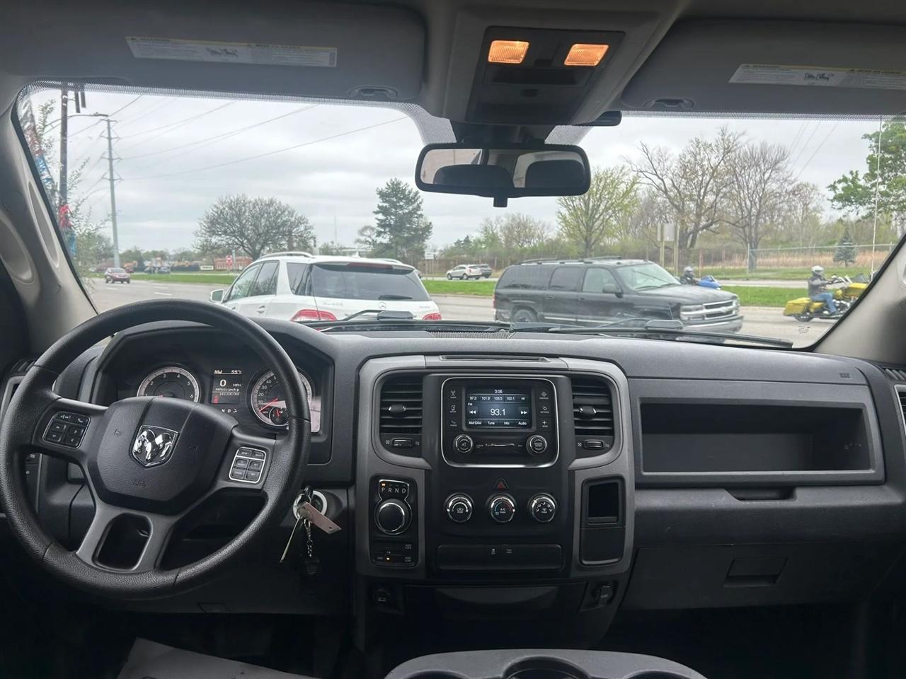 RAM 1500 Tradesman Crew Cab SWB 4WD 2016