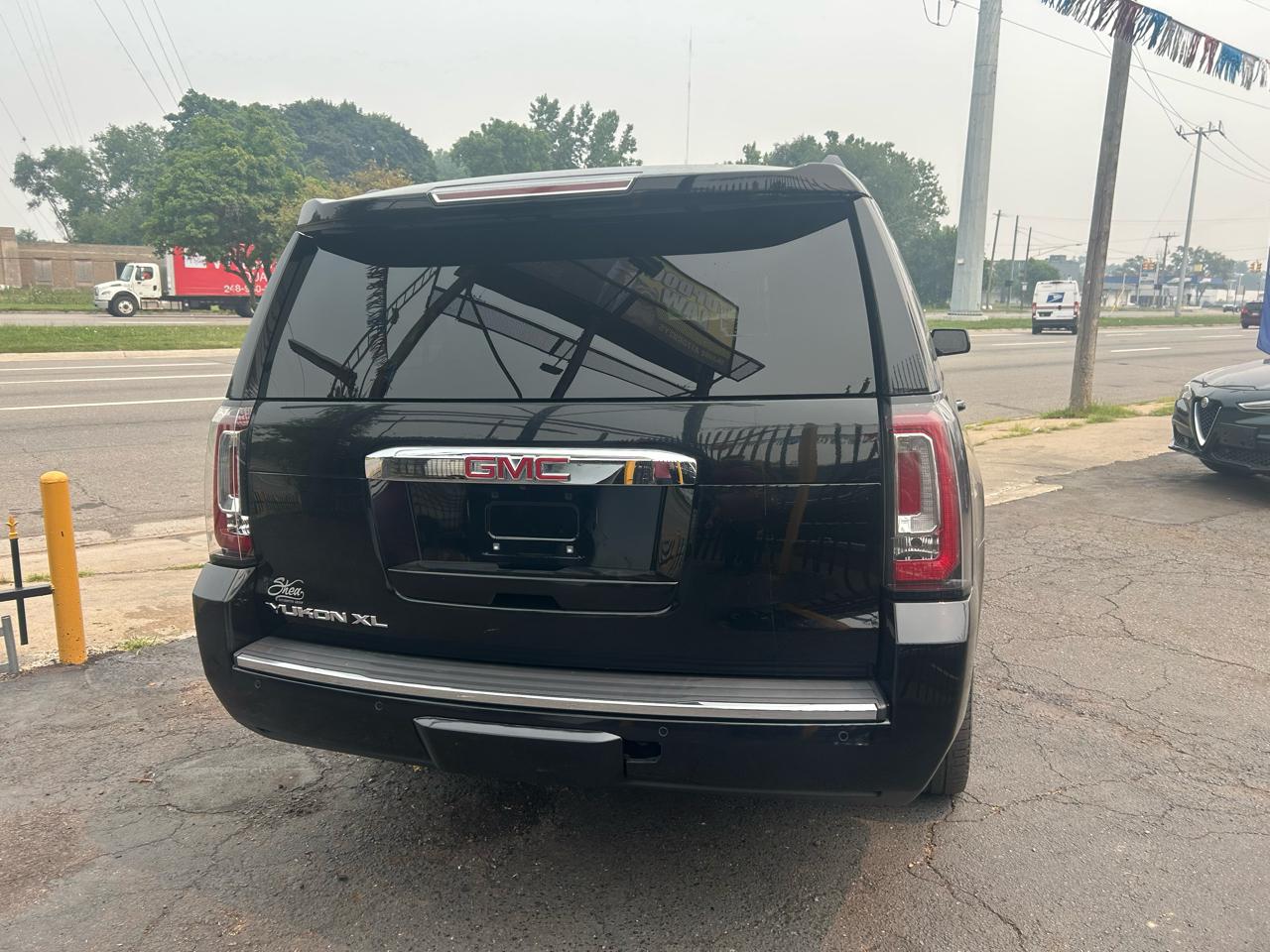 GMC Yukon XL Denali 4WD 2017