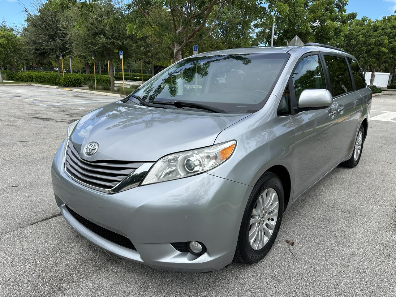 Toyota Sienna 5dr 8-Pass Van XLE Premium FWD (Natl) 2016