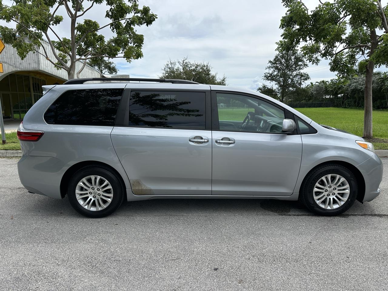 Toyota Sienna 5dr 8-Pass Van XLE Premium FWD (Natl) 2016