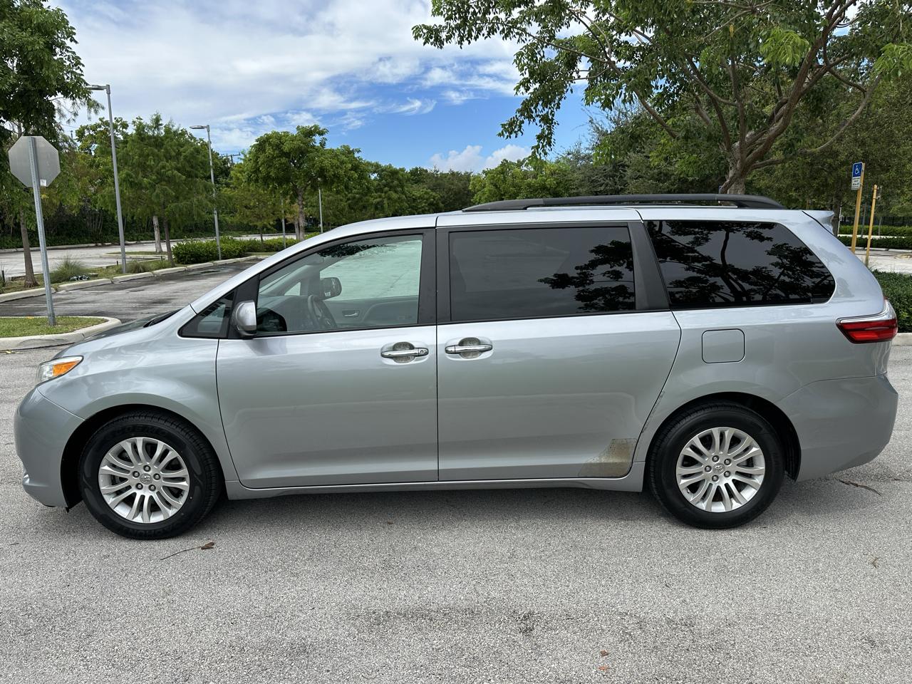 Toyota Sienna 5dr 8-Pass Van XLE Premium FWD (Natl) 2016