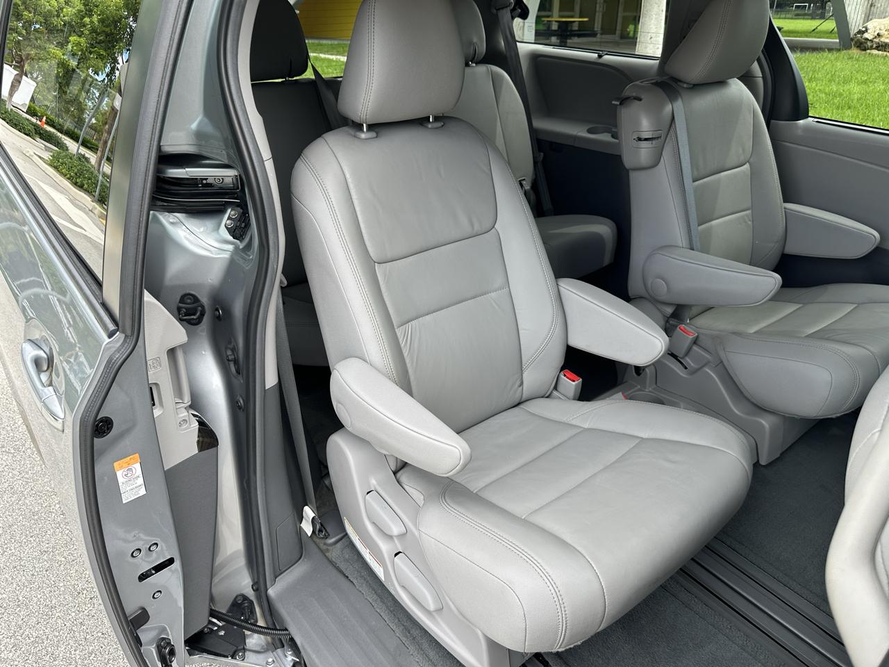 Toyota Sienna 5dr 8-Pass Van XLE Premium FWD (Natl) 2016