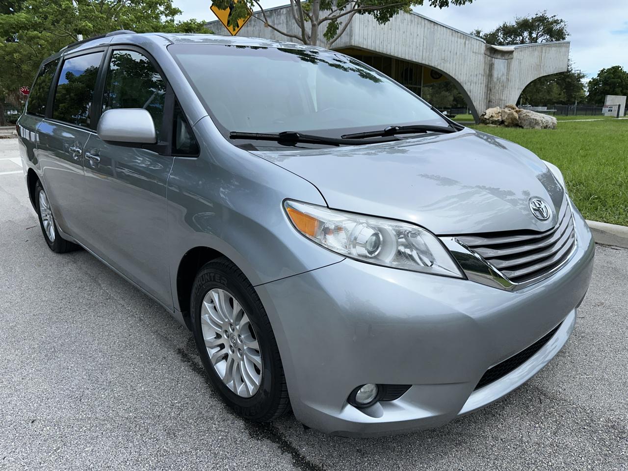 Toyota Sienna 5dr 8-Pass Van XLE Premium FWD (Natl) 2016