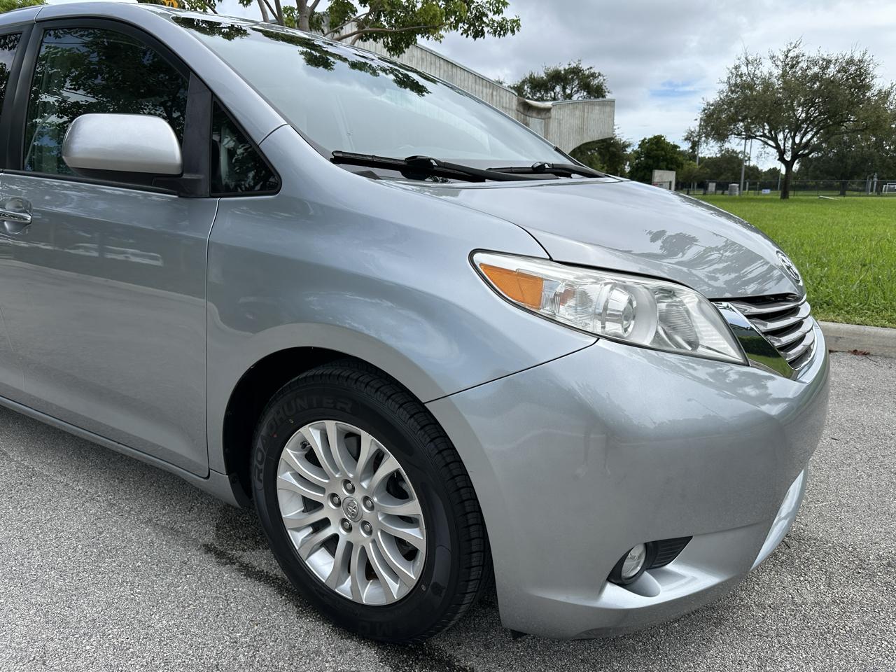 Toyota Sienna 5dr 8-Pass Van XLE Premium FWD (Natl) 2016