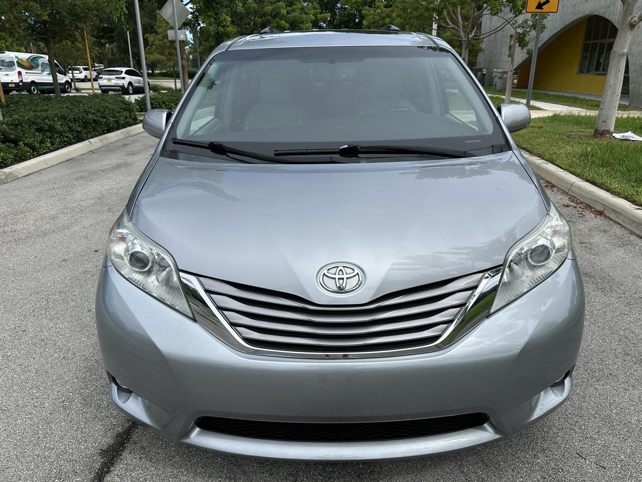 Toyota Sienna 5dr 8-Pass Van XLE Premium FWD (Natl) 2016