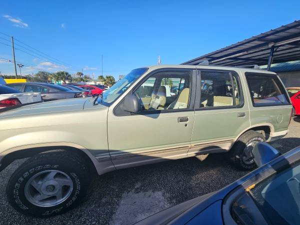 Ford Explorer XL 4-Door 4WD 1991