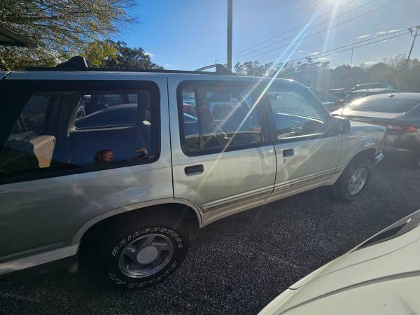 Ford Explorer XL 4-Door 4WD 1991