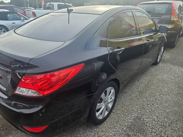 Hyundai Accent GLS 4-Door 2013