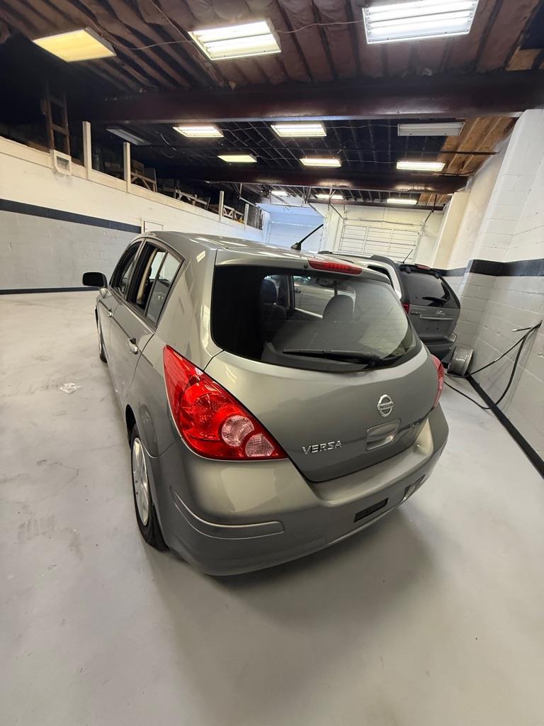 Nissan Versa 1.8 S Hatchback 2011