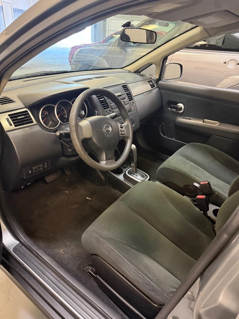Nissan Versa 1.8 S Hatchback 2011