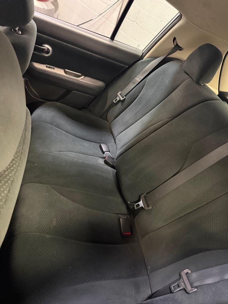 Nissan Versa 1.8 S Hatchback 2011