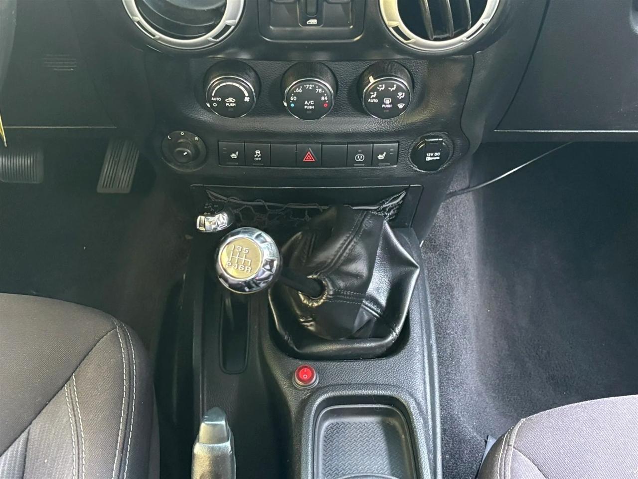 Jeep Wrangler Unlimited Sahara 4WD 2014