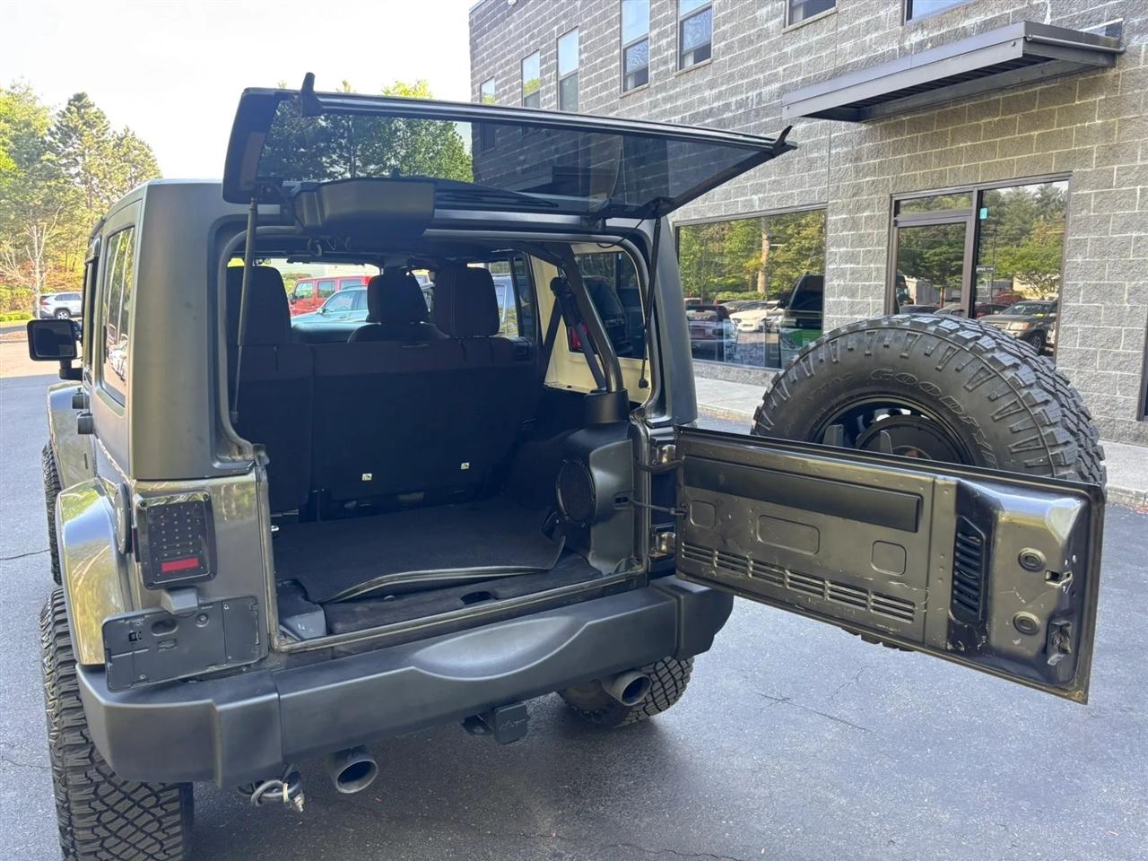 Jeep Wrangler Unlimited Sahara 4WD 2014