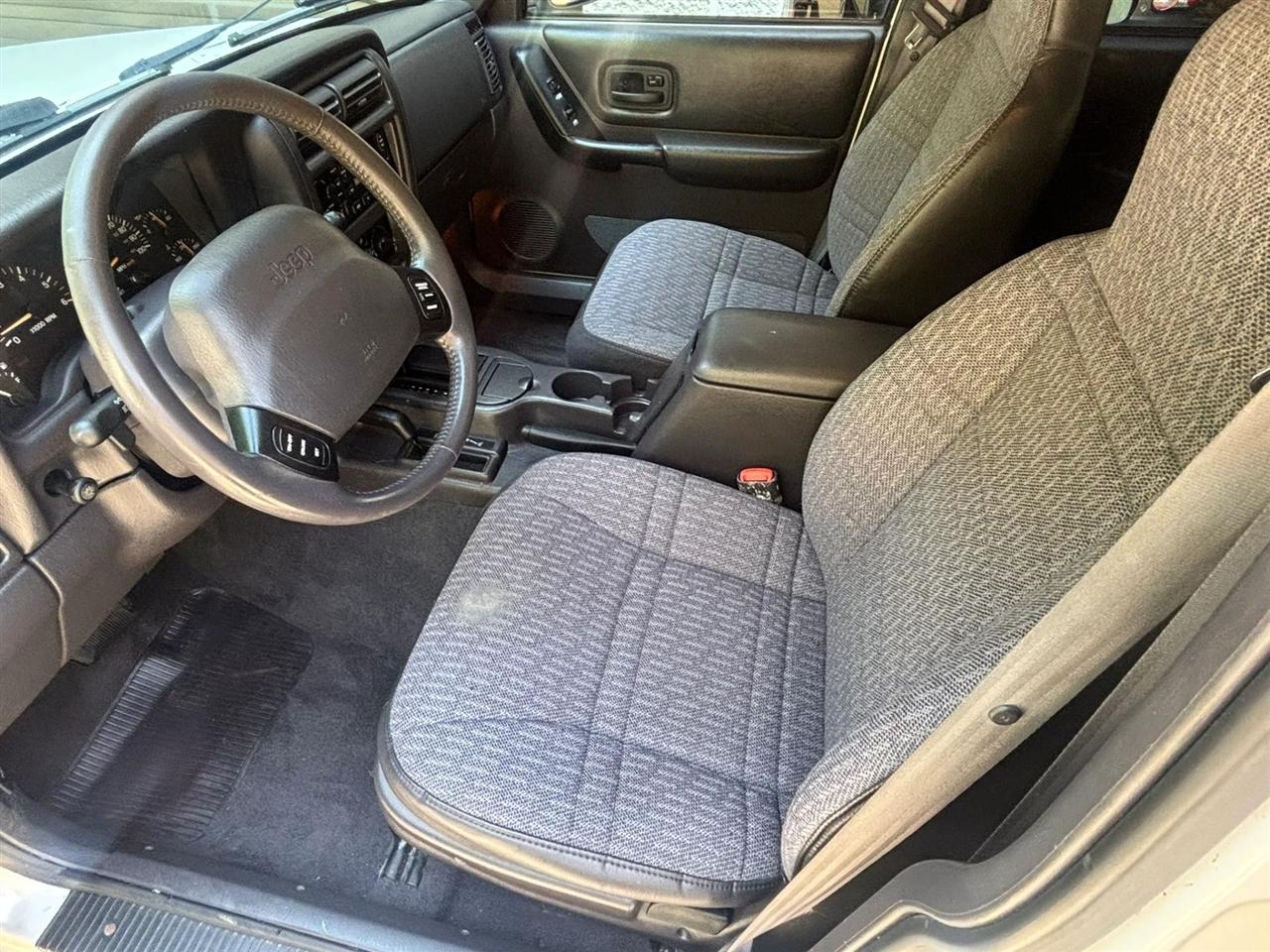 Jeep Cherokee Sport 4-Door 4WD 2000