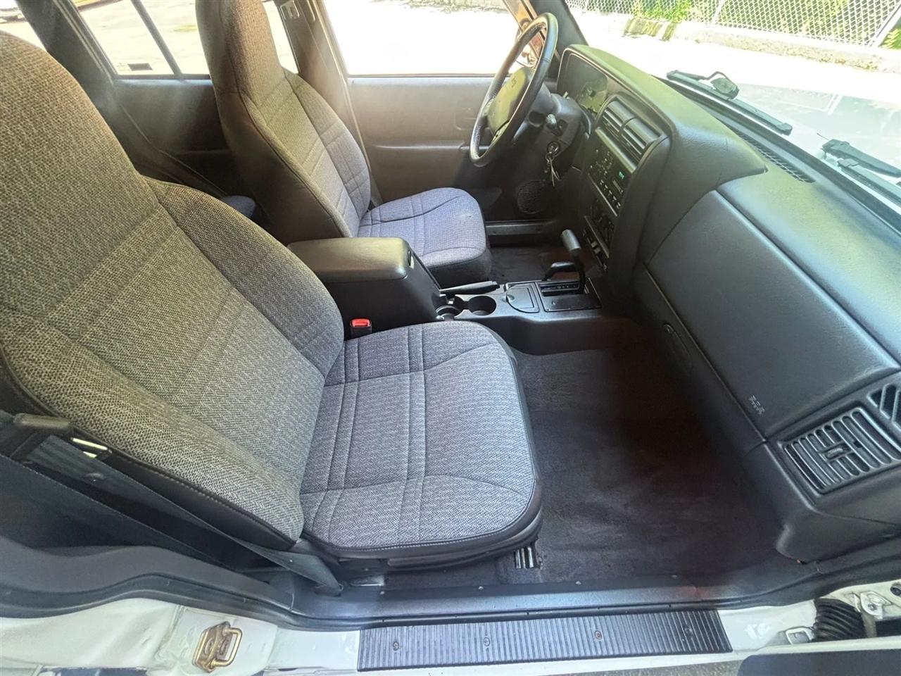 Jeep Cherokee Sport 4-Door 4WD 2000