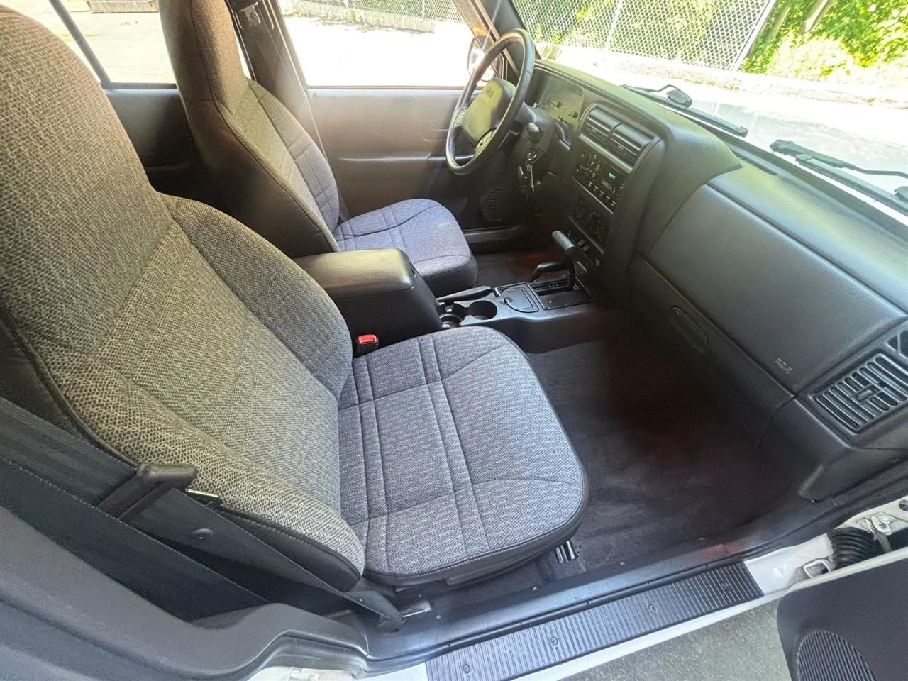Jeep Cherokee Sport 4-Door 4WD 2000