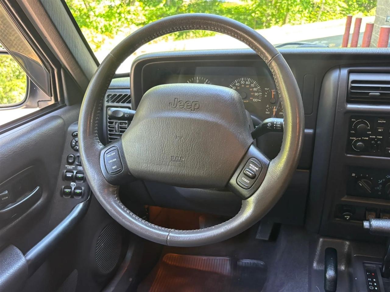Jeep Cherokee Sport 4-Door 4WD 2000