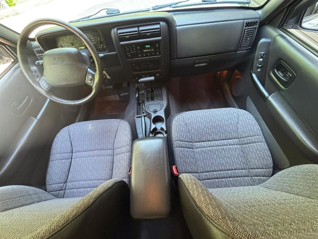 Jeep Cherokee Sport 4-Door 4WD 2000