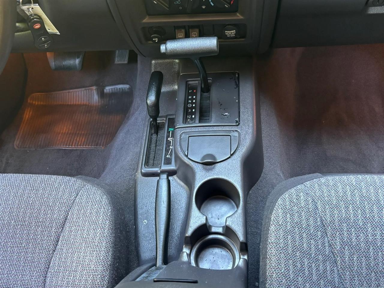 Jeep Cherokee Sport 4-Door 4WD 2000