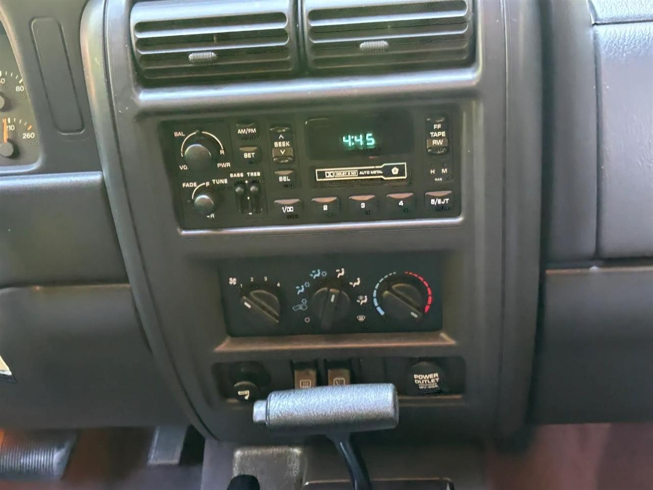 Jeep Cherokee Sport 4-Door 4WD 2000