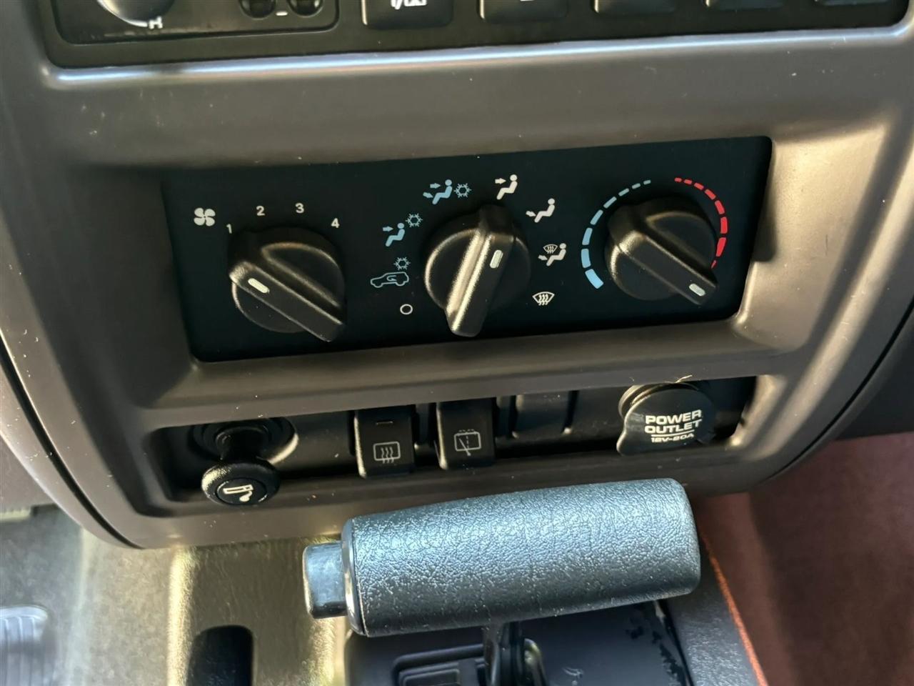 Jeep Cherokee Sport 4-Door 4WD 2000
