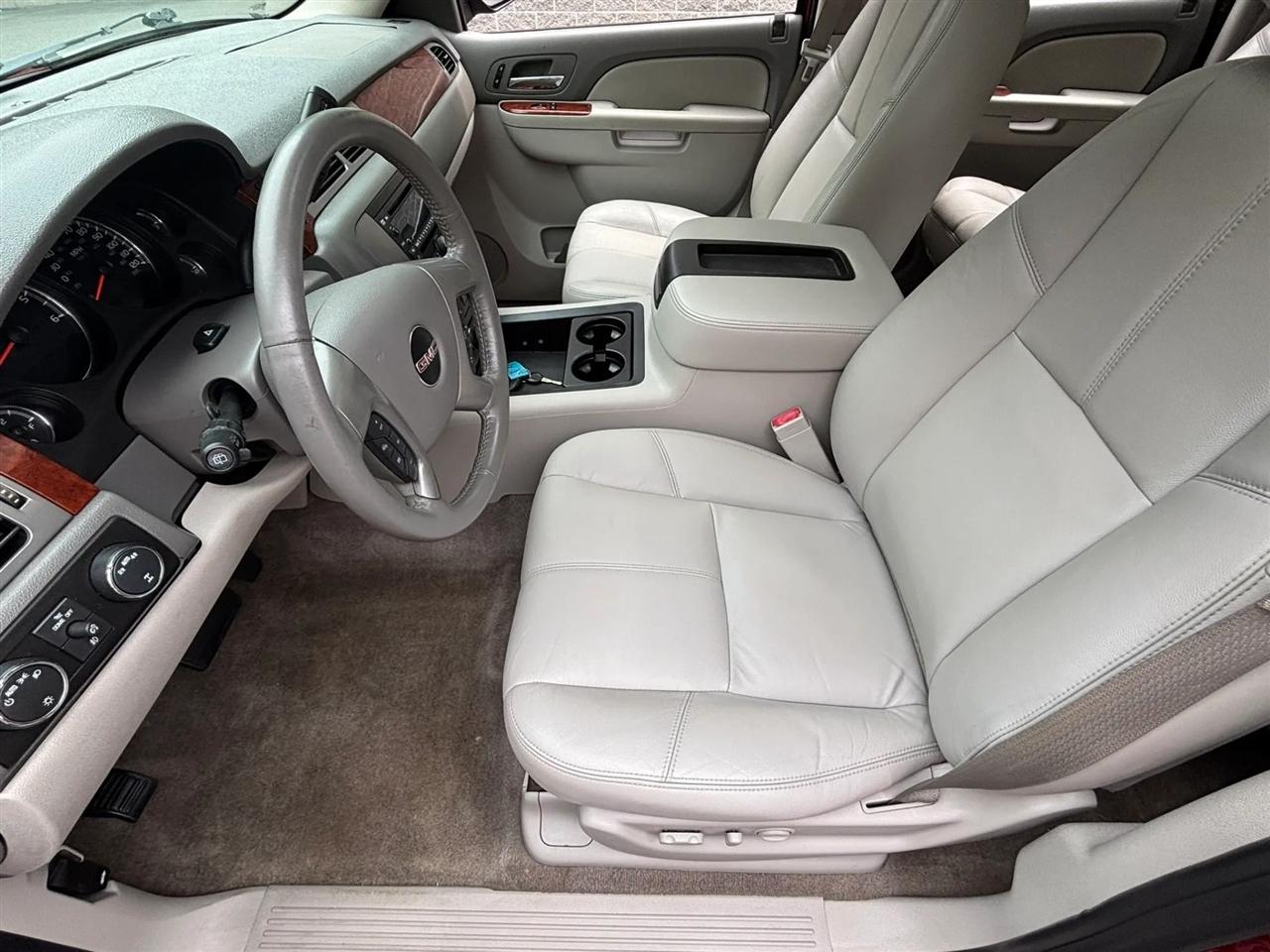 GMC Yukon XL SLT 1/2 Ton 4WD 2013