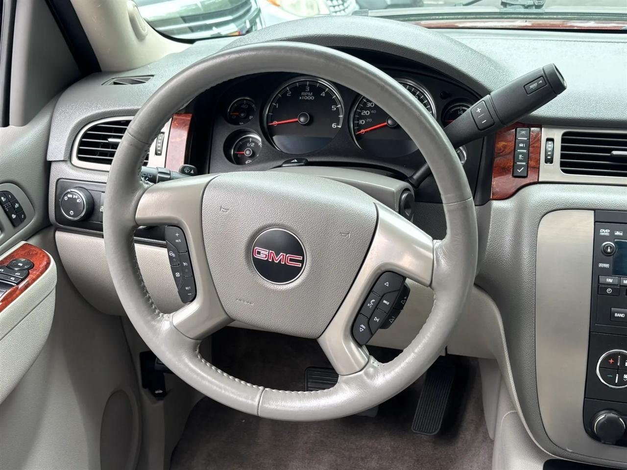 GMC Yukon XL SLT 1/2 Ton 4WD 2013