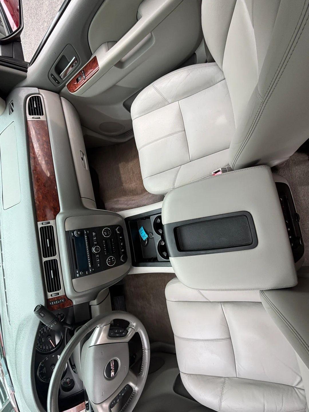 GMC Yukon XL SLT 1/2 Ton 4WD 2013