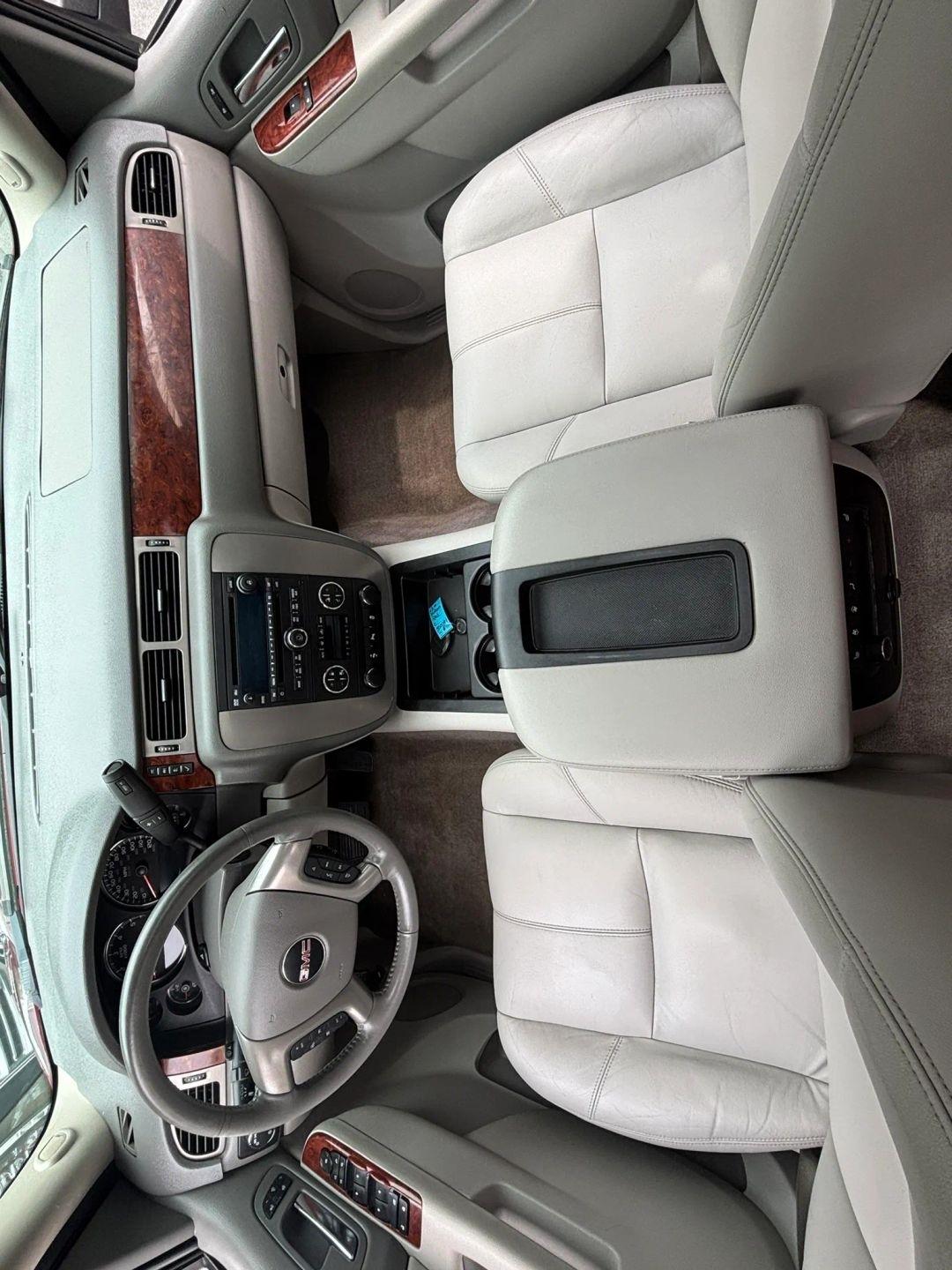 GMC Yukon XL SLT 1/2 Ton 4WD 2013