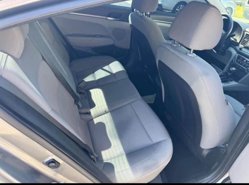 Hyundai Elantra SE 6AT 2018