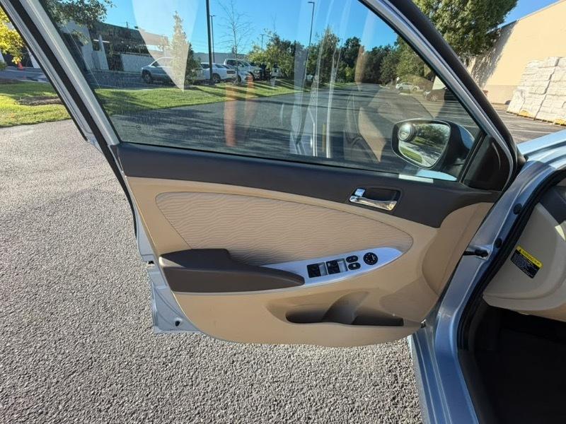 Hyundai Accent GLS 4-Door 2012